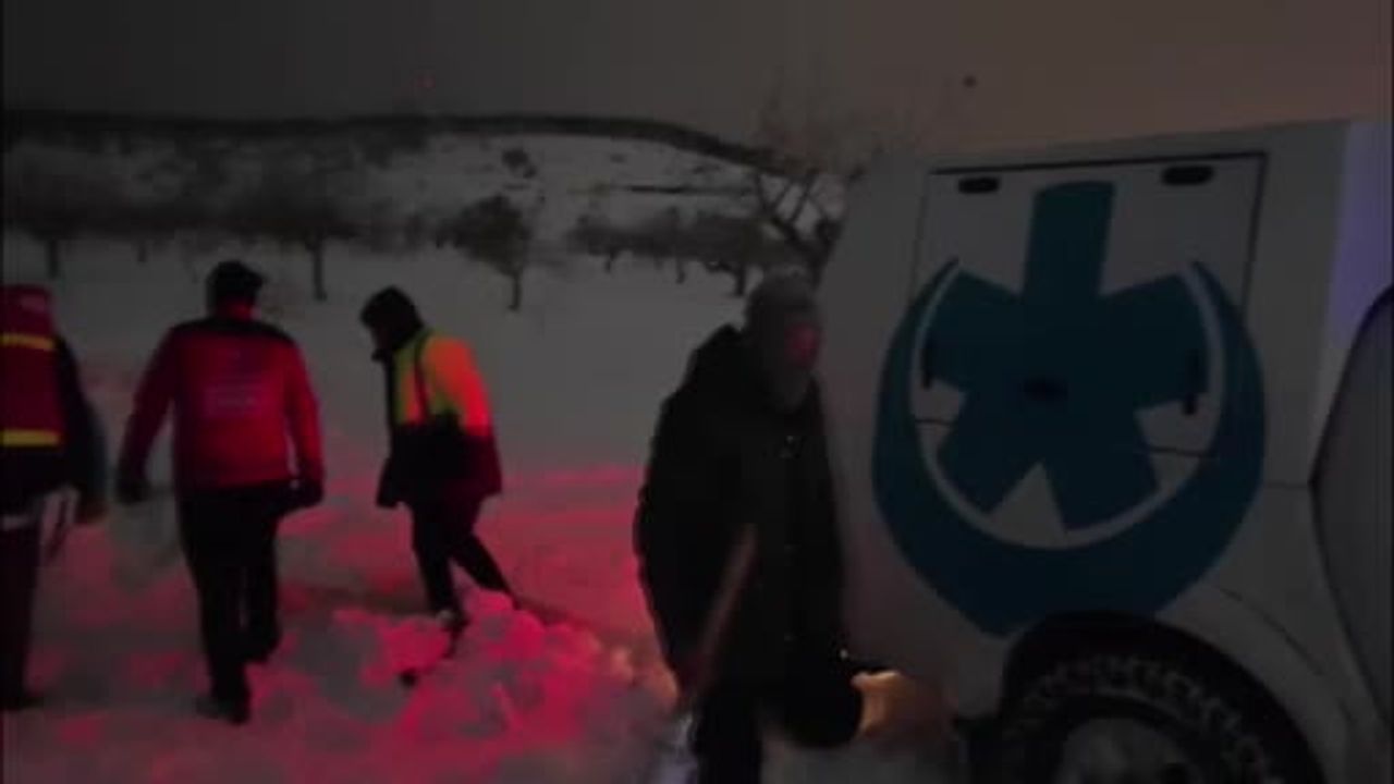 UMKE ekipleri Gaziantep’te kara saplanan araçla yürüyerek vakaya ulaştı