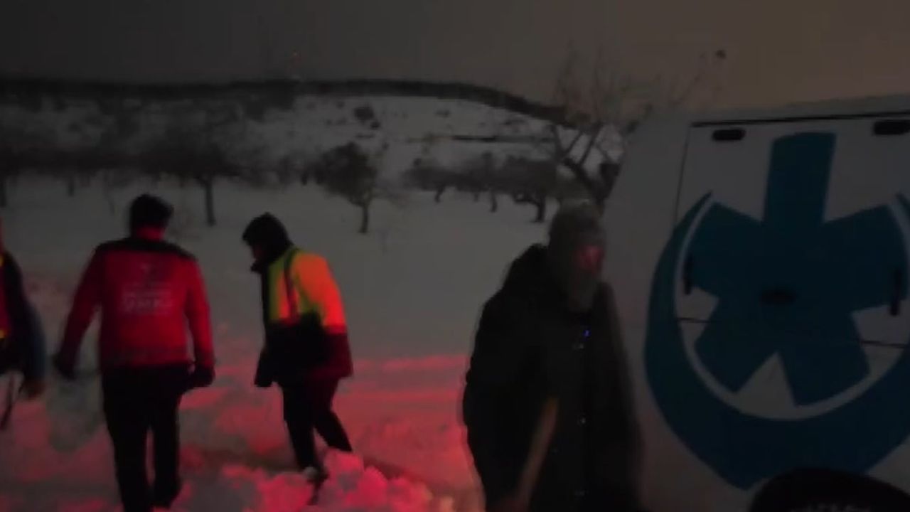 UMKE, kara saplanan araçları bırakıp yürüyerek vakaya ulaştı