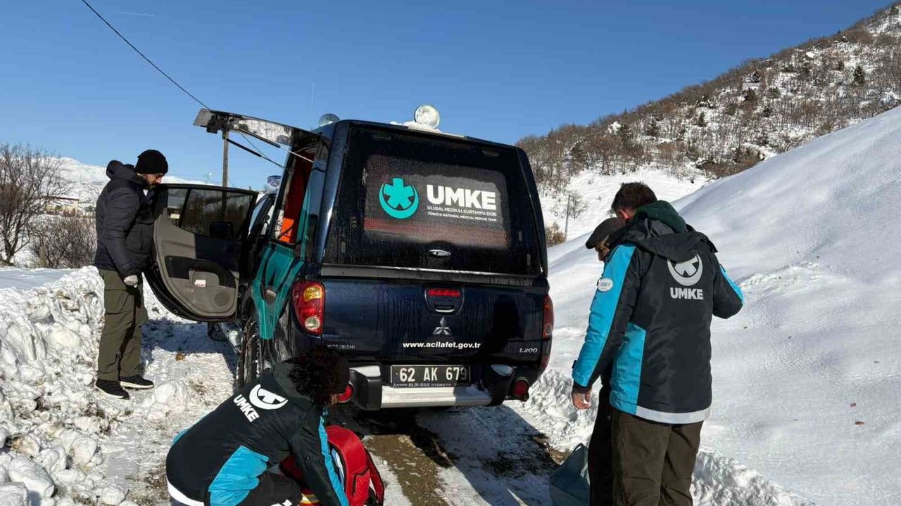 UMKE Tunceli’de kapanan köy yolunda diyaliz hastasını hastaneye ulaştırdı
