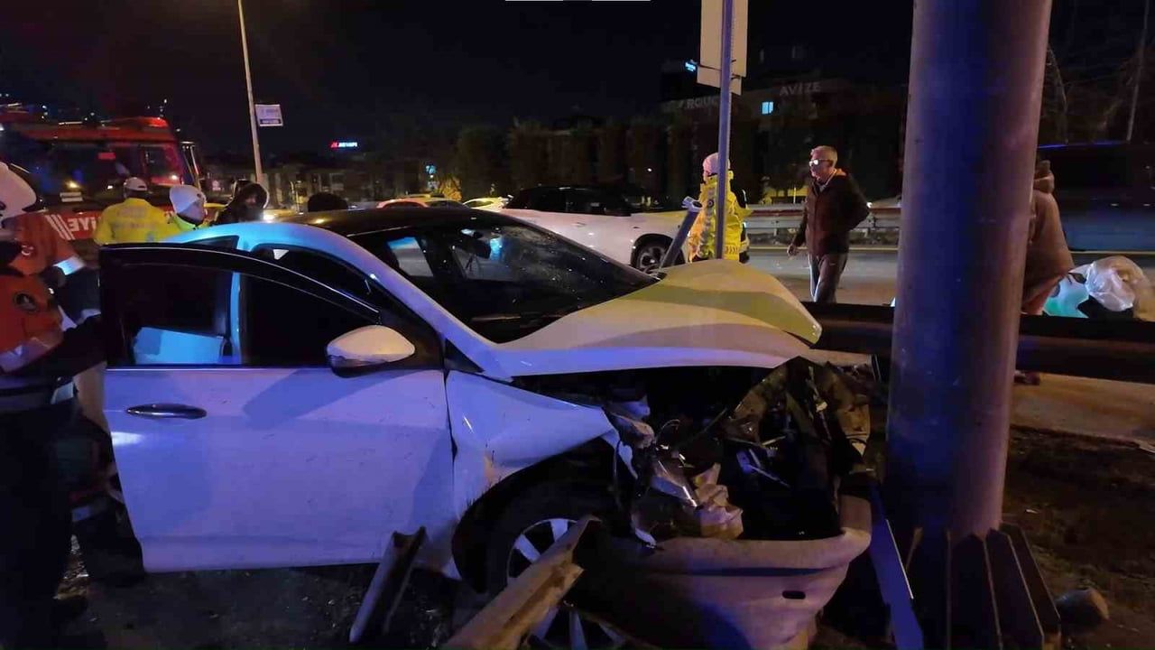 Ümraniye'de alkollü sürücünün aracı bariyerlere saplandı — 2 yaralı