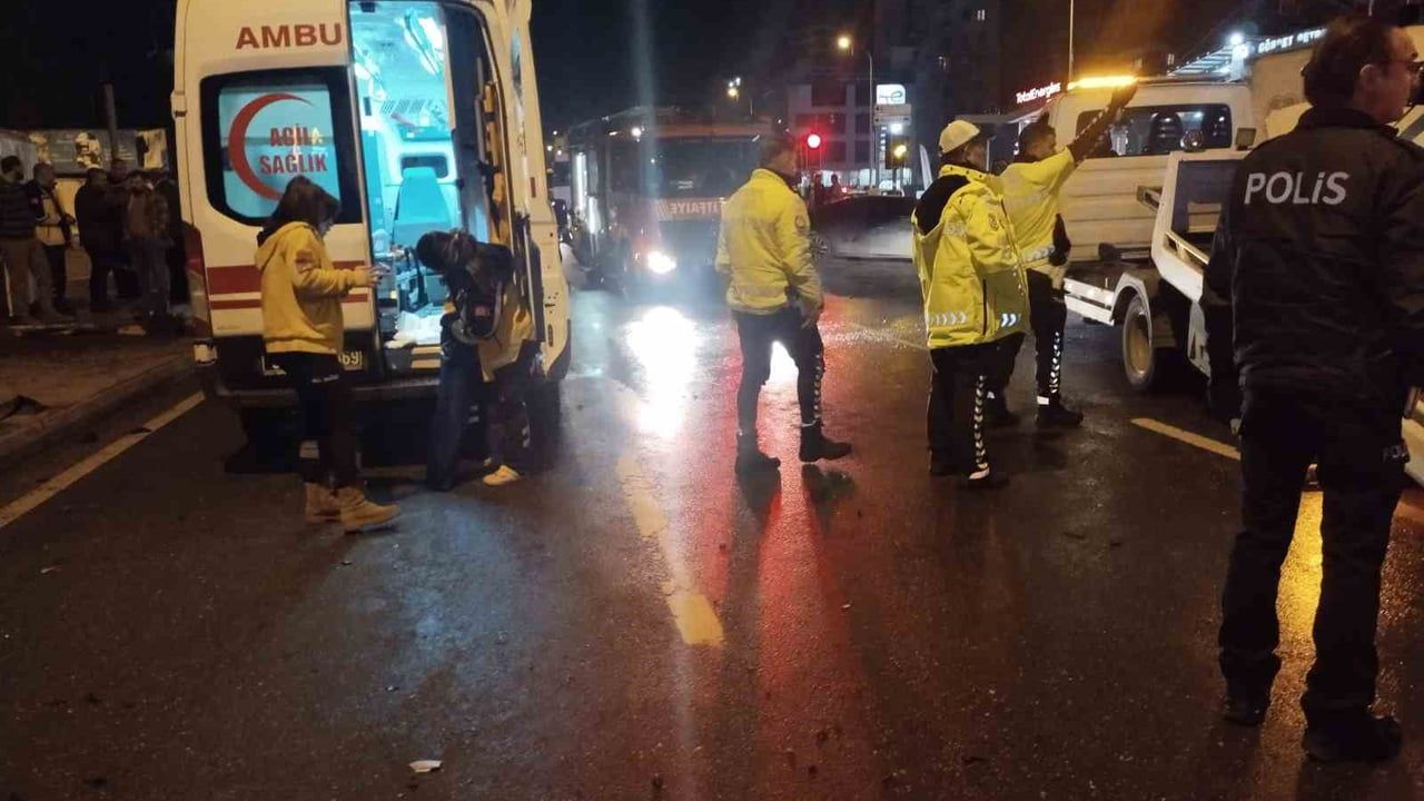 Ümraniye'de trafik kazası: 2'si ağır, 3 yaralı