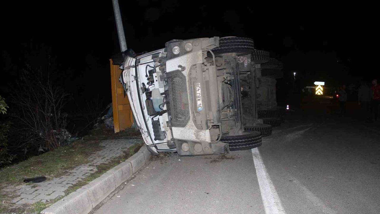 Ünye’de çöp kamyonu devrildi: Sürücü Harun D. yaralandı