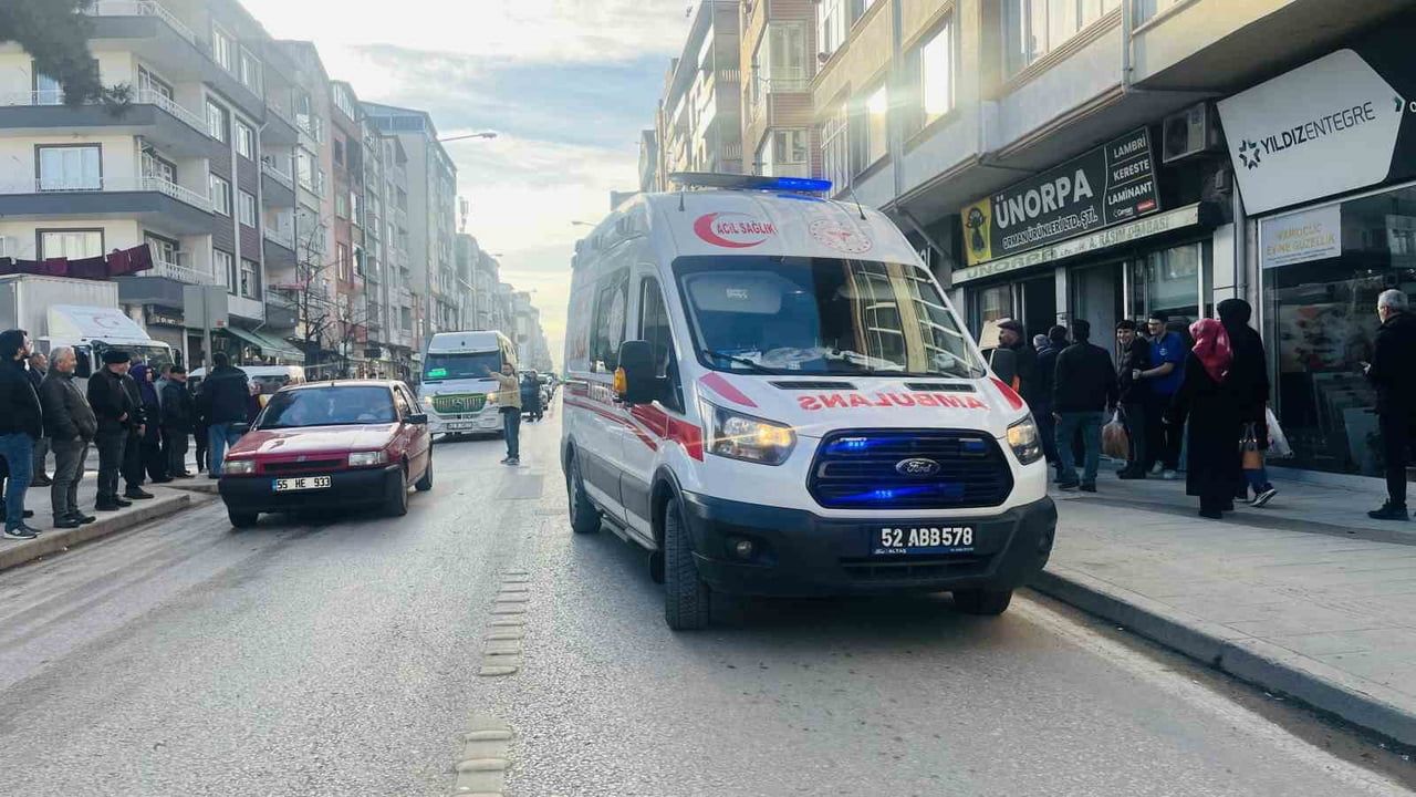 Ünye'de motosikletin çarpması sonucu yaya ve sürücü yaralandı