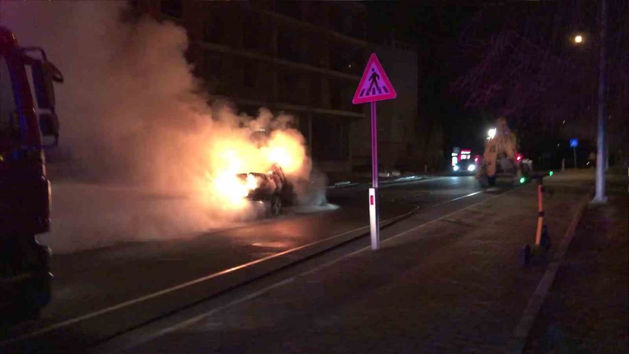 Ünye’de seyir halindeki kamyonet alev alarak kullanılamaz hale geldi