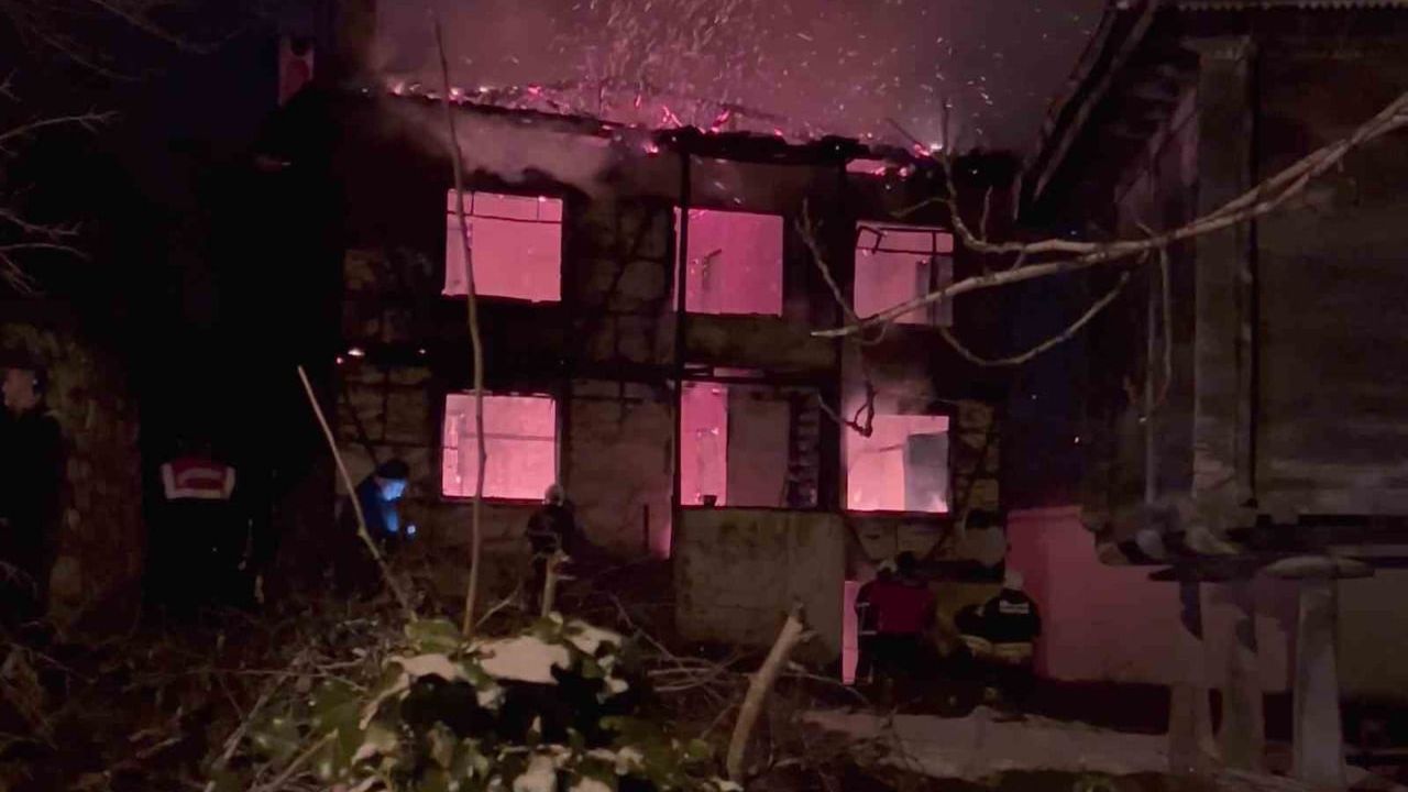 Ünye'de soba yangını: iki katlı müstakil ev kullanılamaz hale geldi