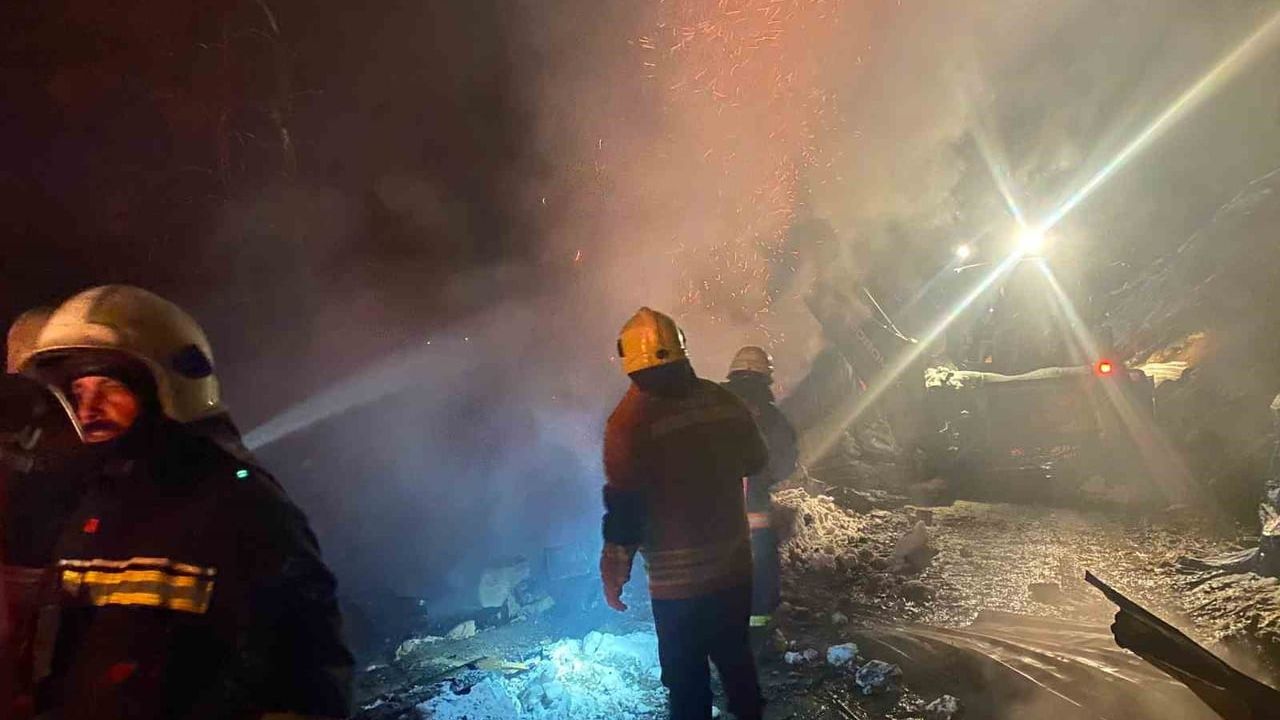 Ünye'de tek katlı ahşap ev ve samanlıkta yangın