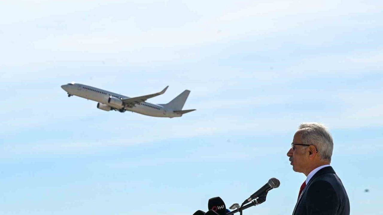 Uraloğlu: Türk hava sahasında günlük 2 bin 177 transit uçuşla rekor