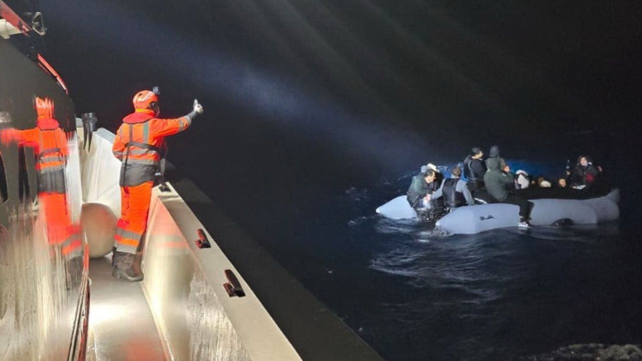 Urla açıklarında 24 düzensiz göçmen kurtarıldı