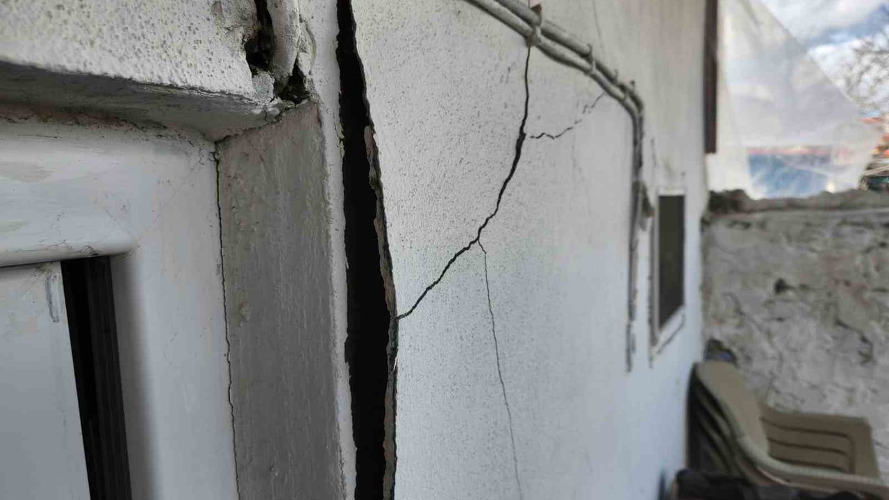 Urla'da tedbirsiz temel kazısı binalar ve yolu kullanılamaz hale getirdi