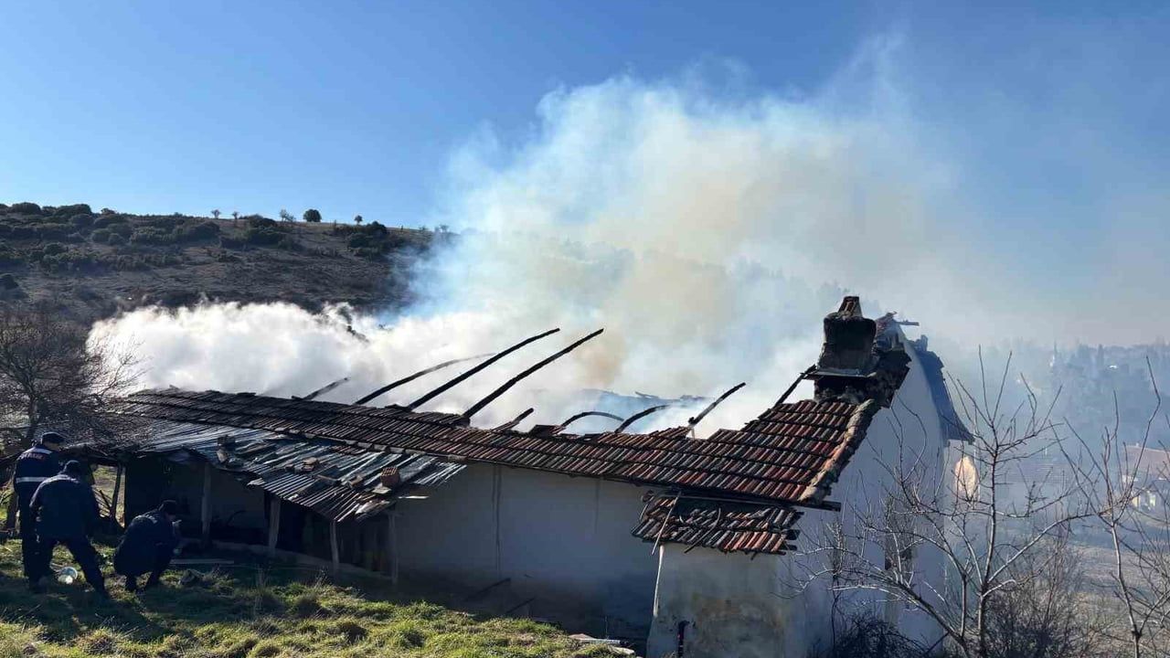 Uşak’ın İnay köyünde ev yangını: 1 ölü, 1 yaralı