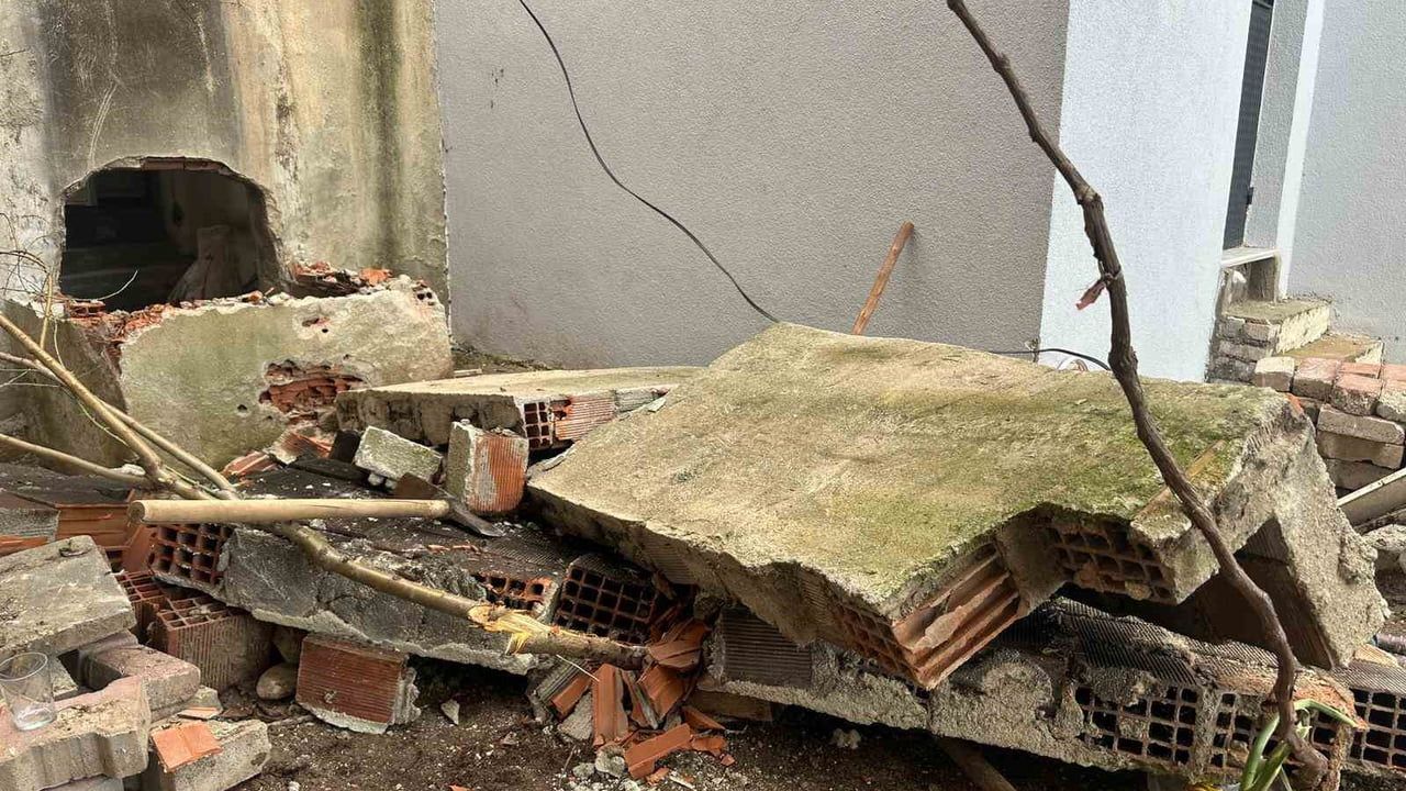 Uşak'ta bahçede fırın yıkarken baca duvarı devrildi: Bir kişi yaralandı