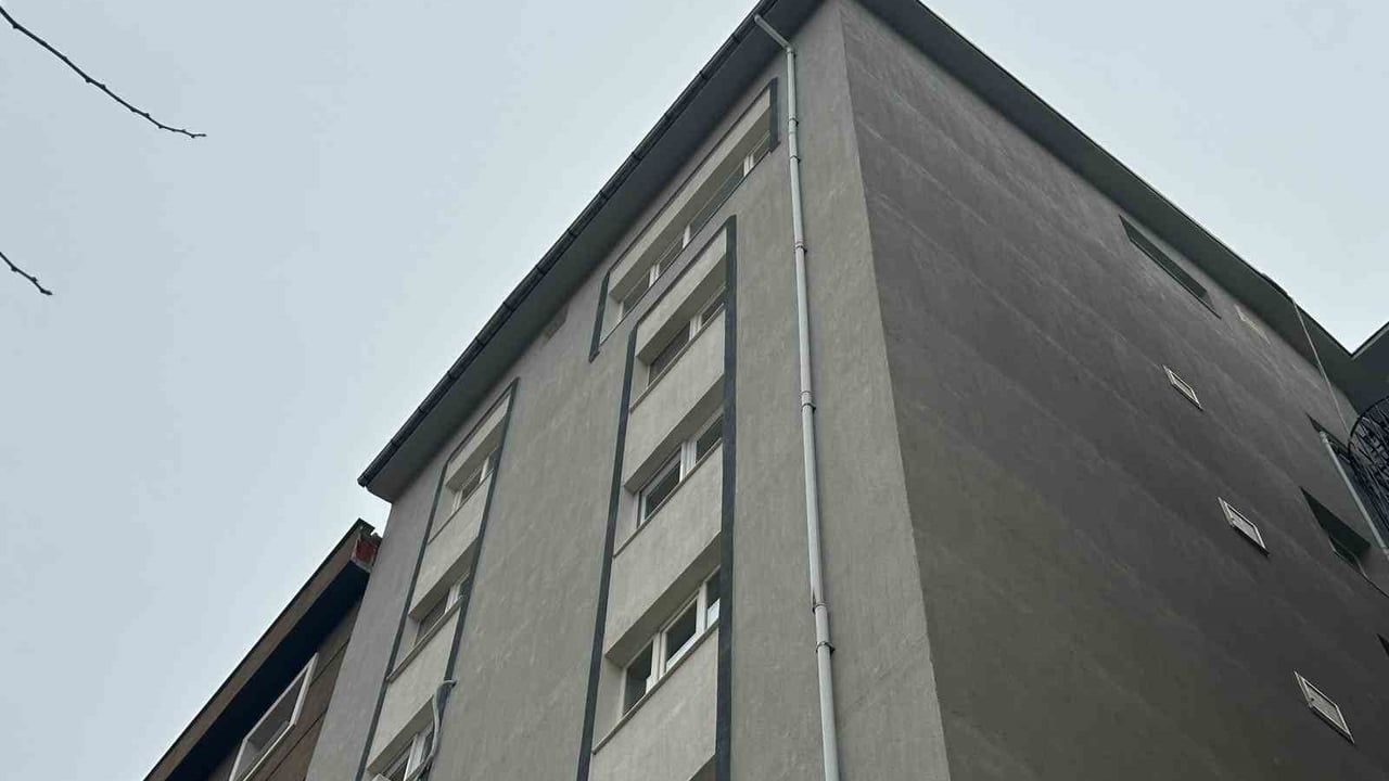 Uşak'ta çatıdan düşen kişi hayatını kaybetti