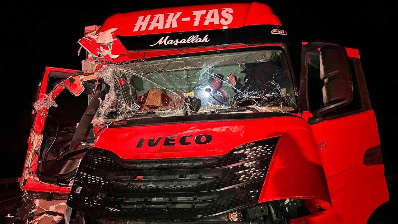 Uşak'ta iki tır çarpıştı: 1 sürücü yaralandı