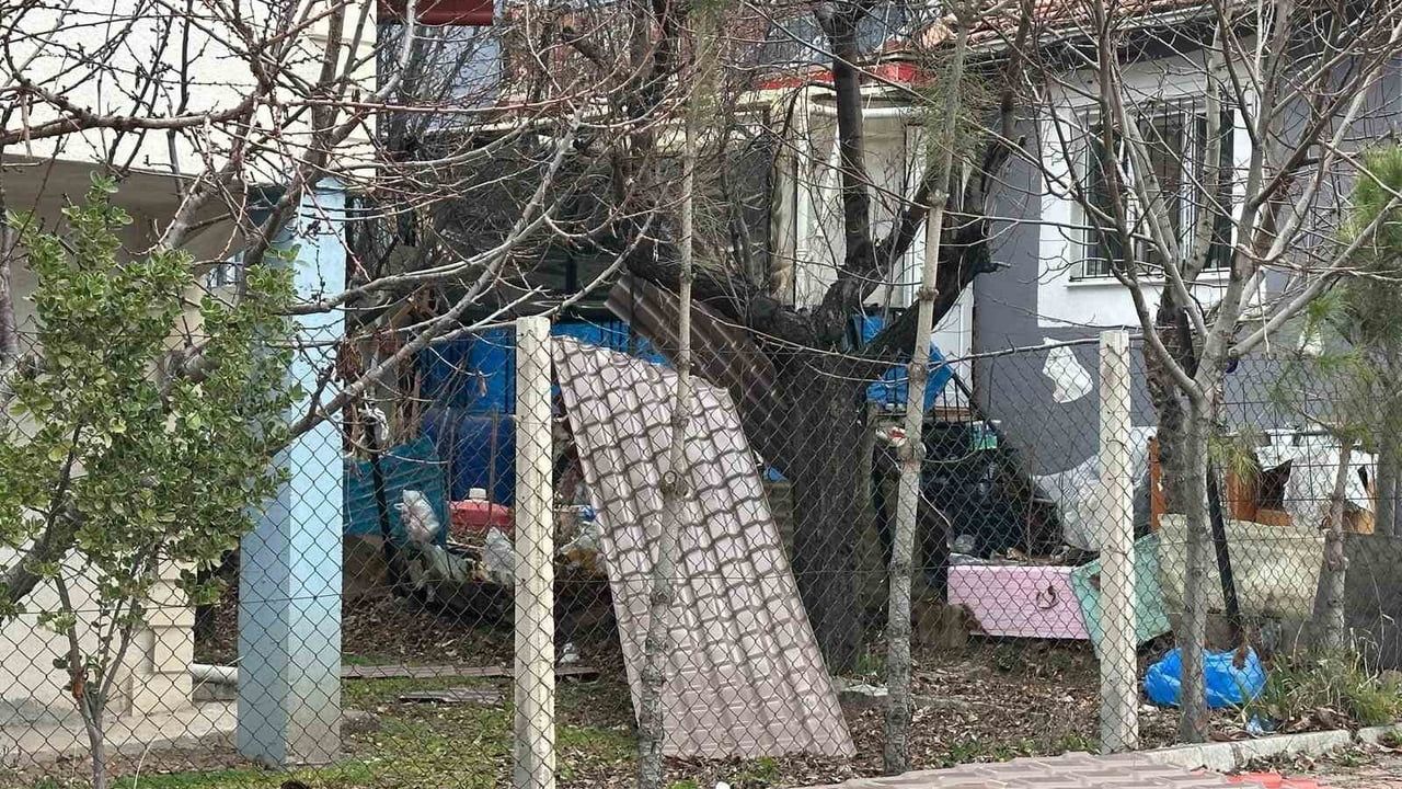 Uşak'ta kuvvetli fırtına günlük yaşamı etkiledi