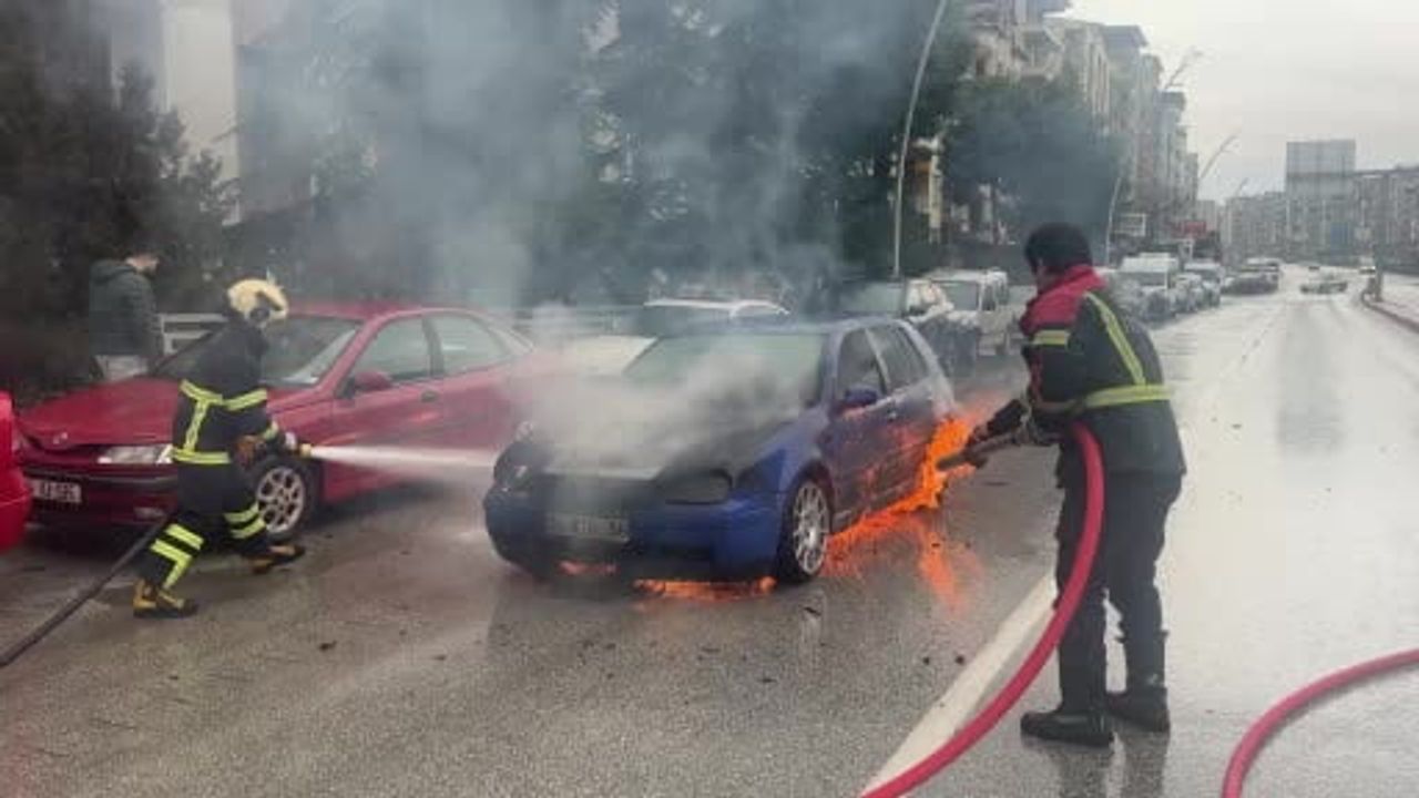 Uşak'ta Seyir Halindeki Otomobilin Motoru Alev Aldı