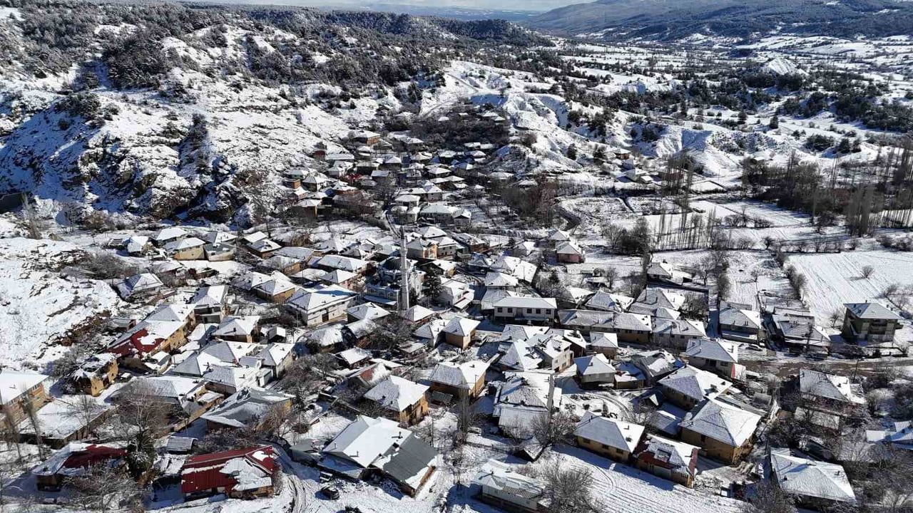 Uşak'ta yüksek kesimler beyaza büründü: Kartpostallık kar manzaraları