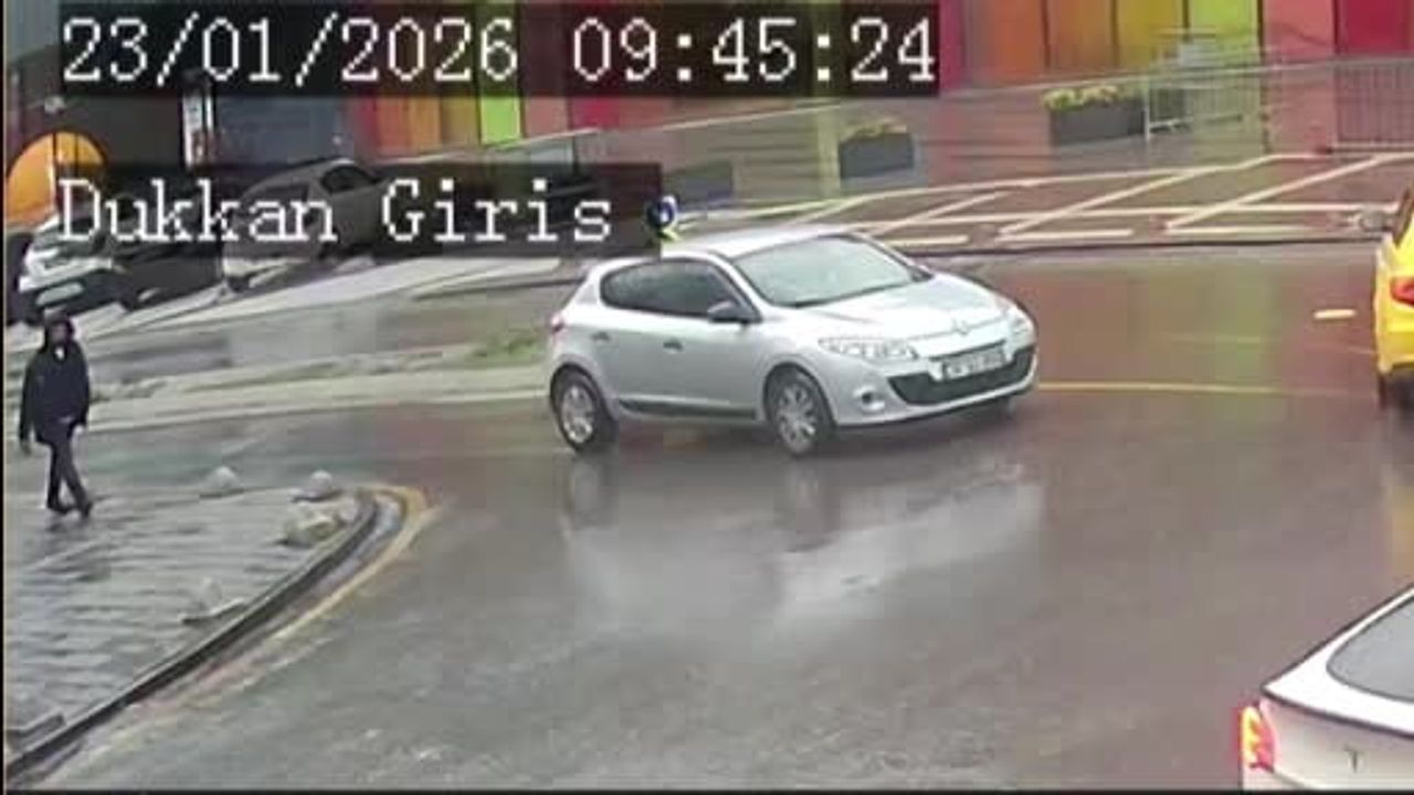 Üsküdar'da hafriyat kamyonunun damper kapağı açıldı: 1 kadın yaralandı, basın aracı zarar gördü