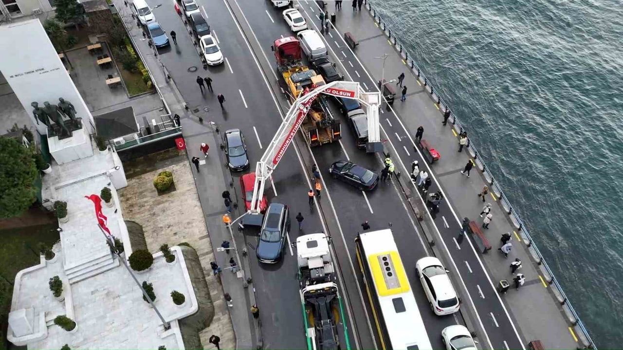 Üsküdar Sahil Yolu'nda ekskavatör tabelaya takıldı: 7 araç zarar gördü