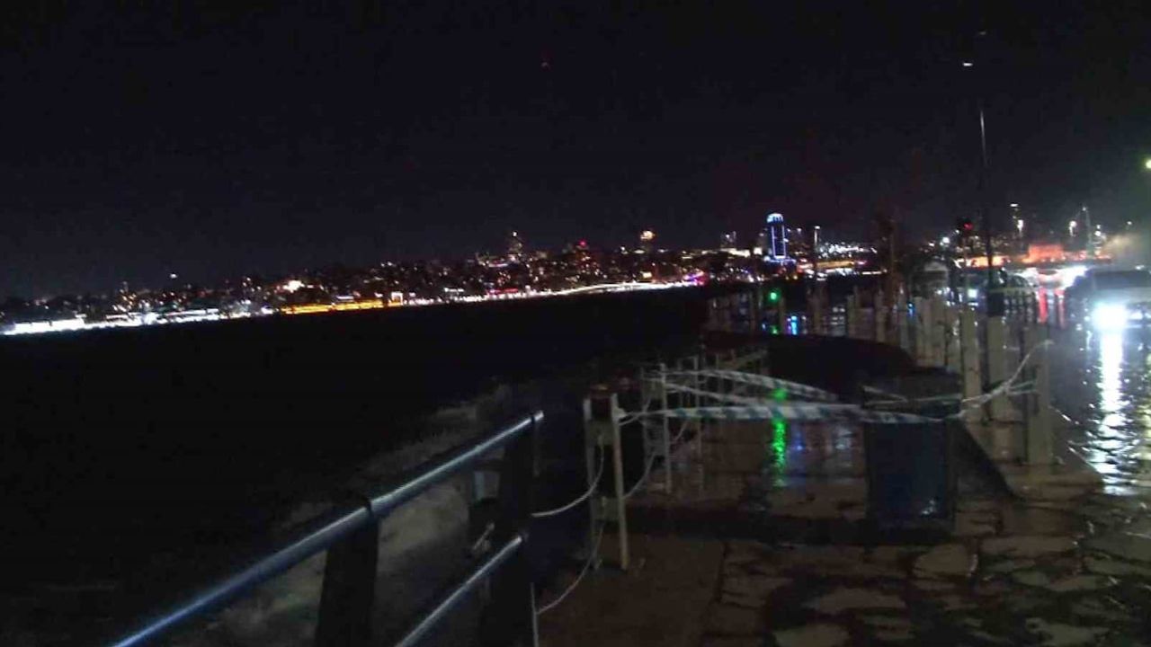 Üsküdar Sahili'nde Lodos Etkisiyle Dev Dalgalar