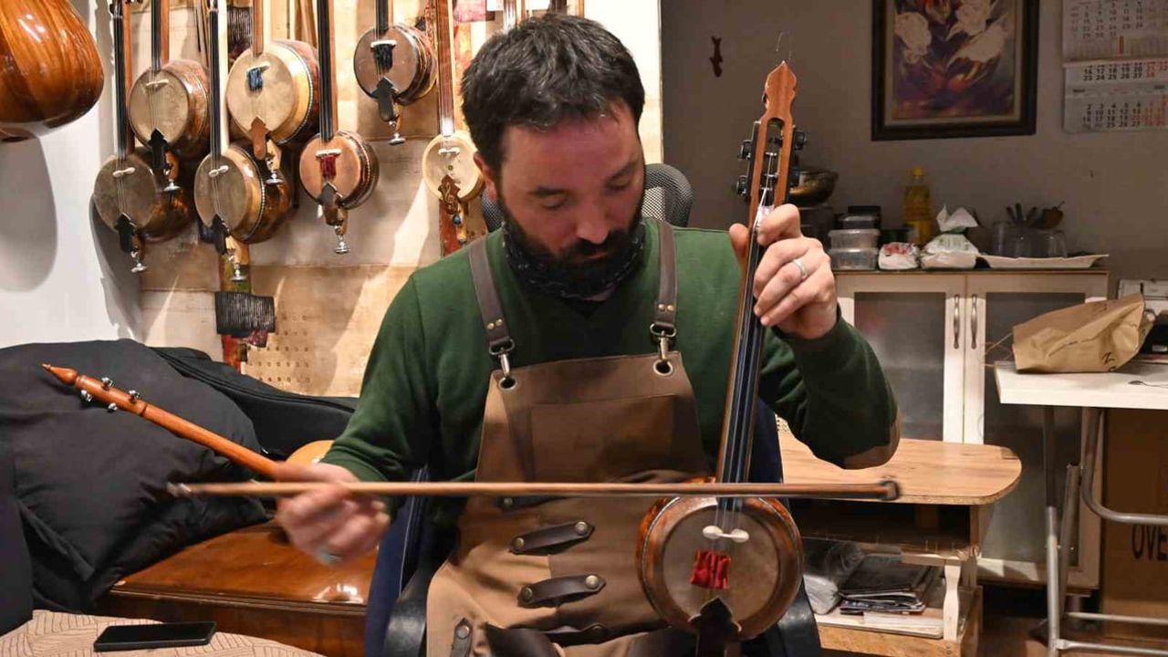 Ustasından devralıp Cumhurbaşkanlığı Korosu'na taşıdı: Kabak kemaneyi Eskişehir'den yaşatıyor