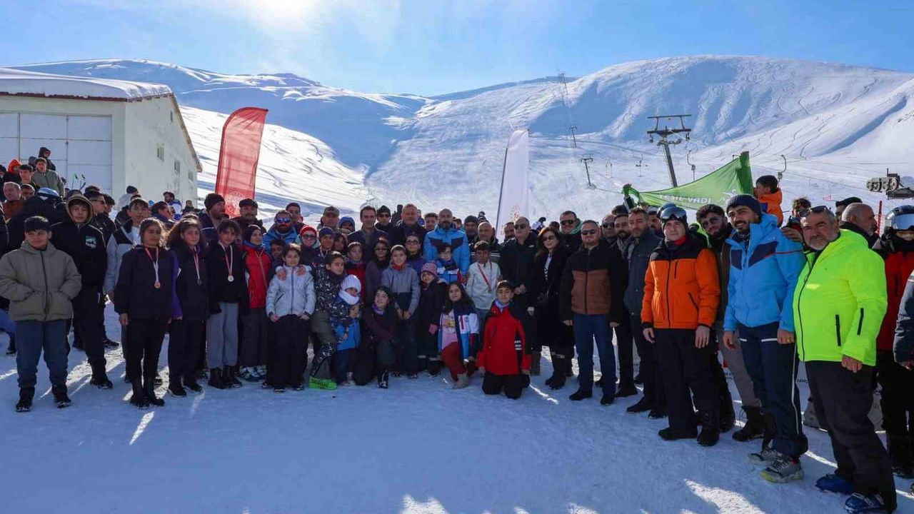 Vali Ahmet Karakaya Bitlis'te İl Kayak Birinciliği Müsabakalarını Ziyaret Etti