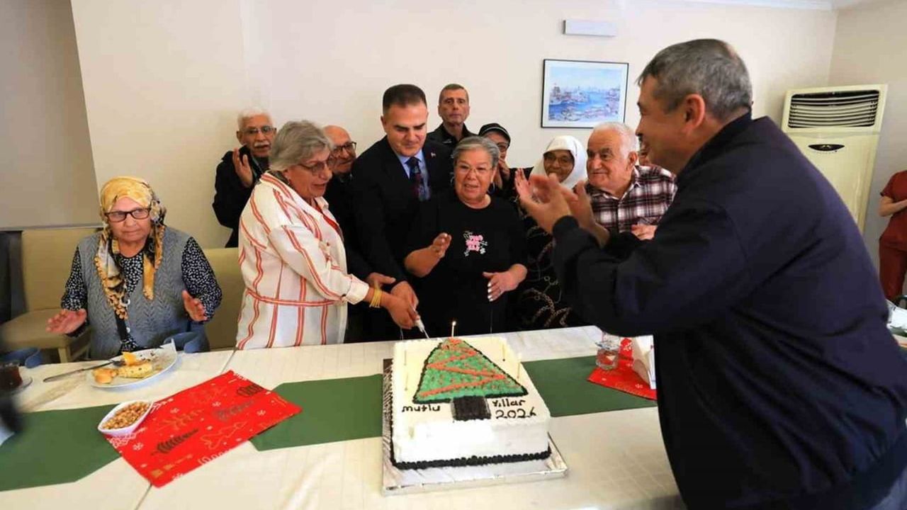 Vali Akbıyık yeni yılı hastalar, huzurevi sakinleri ve görevdekilerle karşıladı
