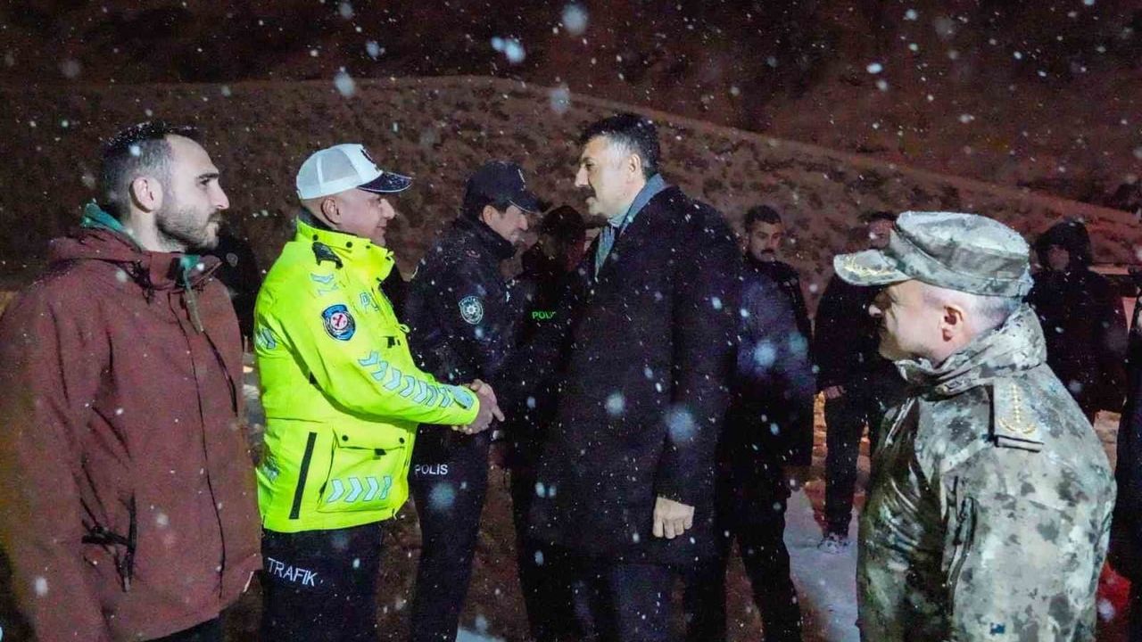 Vali Ali Çelik Hakkari'de kontrol noktalarındaki güvenlik güçlerini ziyaret etti