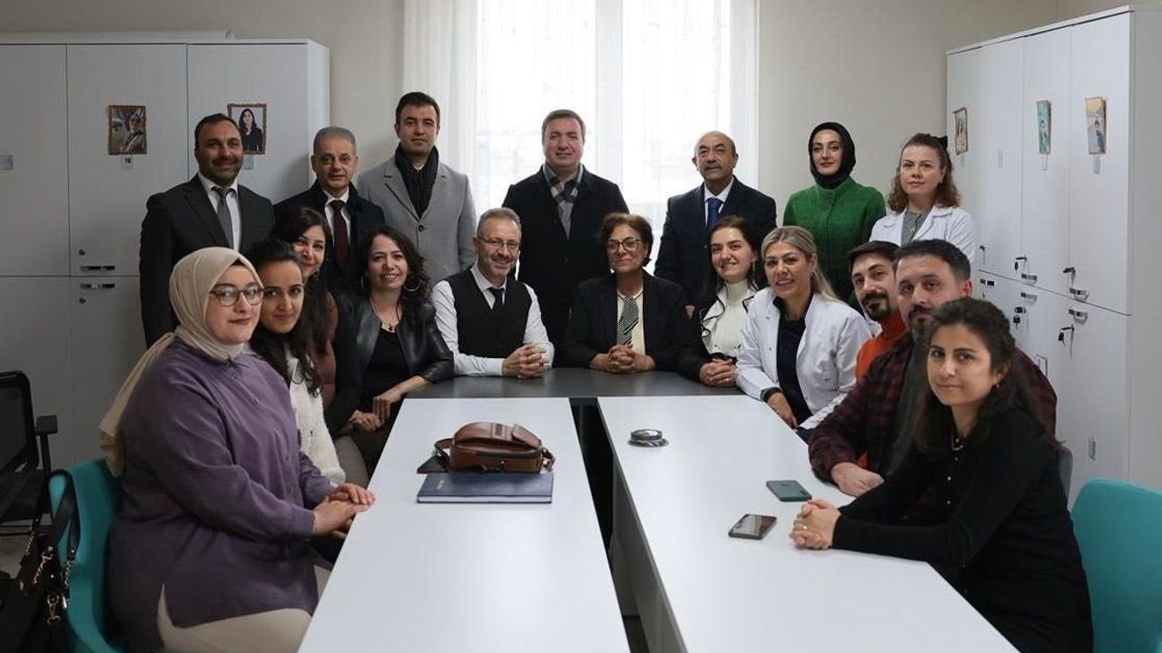 Vali Aydoğdu Hayrettin Paşa İlkokulu'nu Ziyaret Edip Öğretmenlere Teşekkür Etti