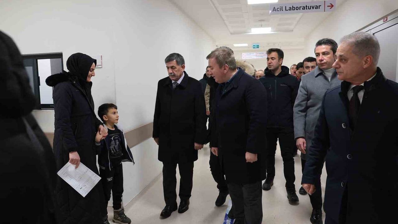 Vali Aydoğdu yılbaşını Mengücek Gazi Eğitim ve Araştırma Hastanesi’nde geçirdi