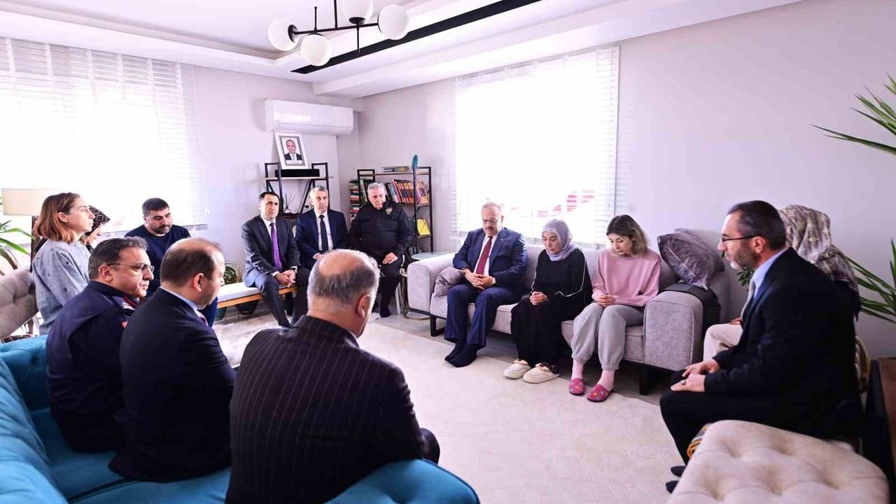 Vali Canbolat’tan Şehit Polis Yasin Koçyiğit’in Ailesine Taziye Ziyareti
