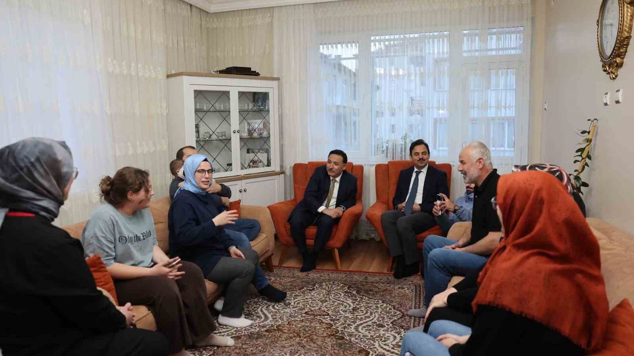 Vali Çiçek Yeni Mahalle'de vatandaştan gelen çay davetini kabul etti