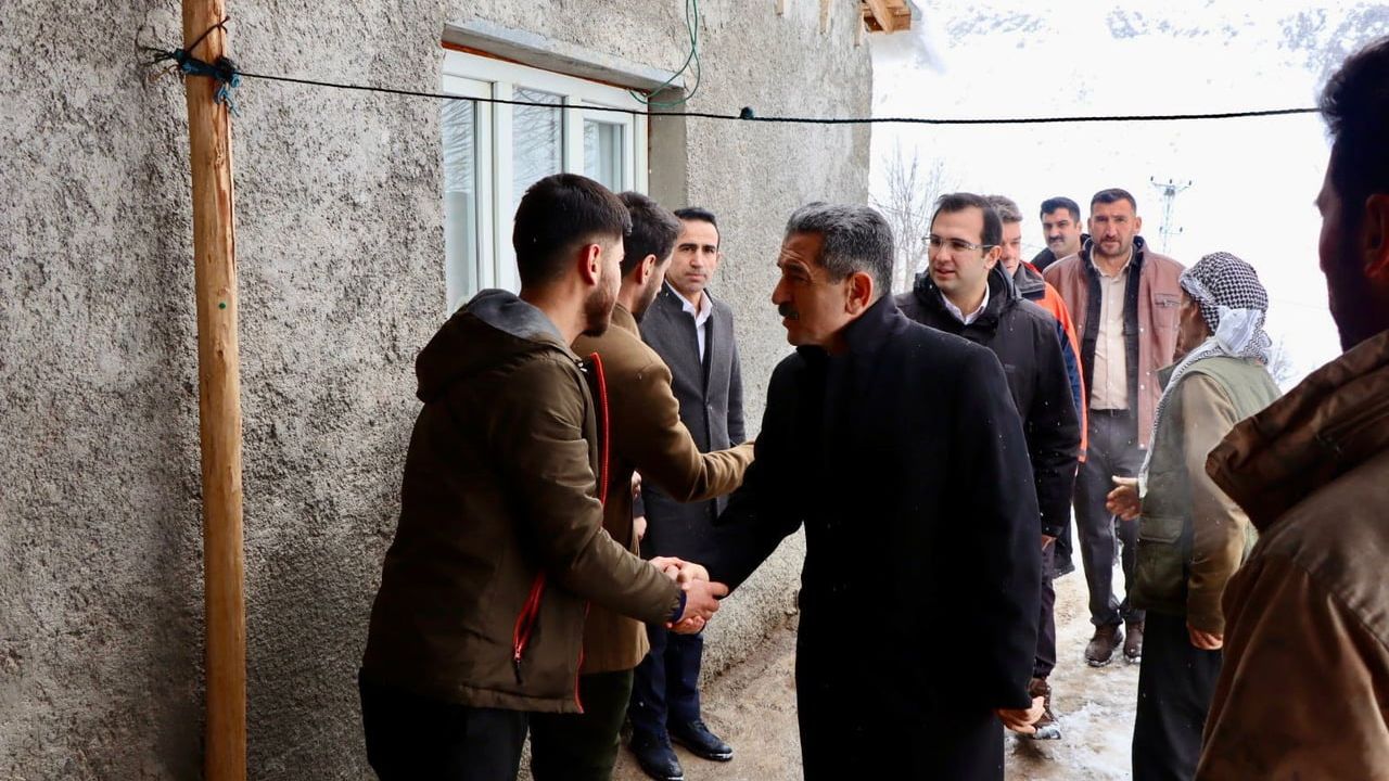 Vali Ekici Beşağaç Köyünde Çığ Mağduru Aileyi Ziyaret Etti