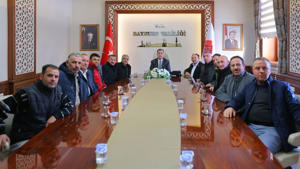 Vali Eldivan muhtarlarla köylerin önceliklerini görüştü