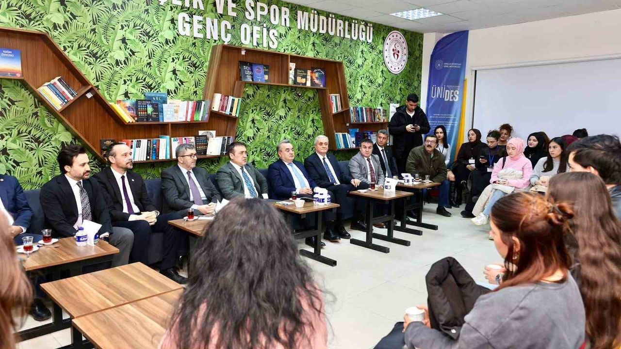 Vali Faik Oktay Sözer, Bozüyük MYO öğrencileriyle buluştu