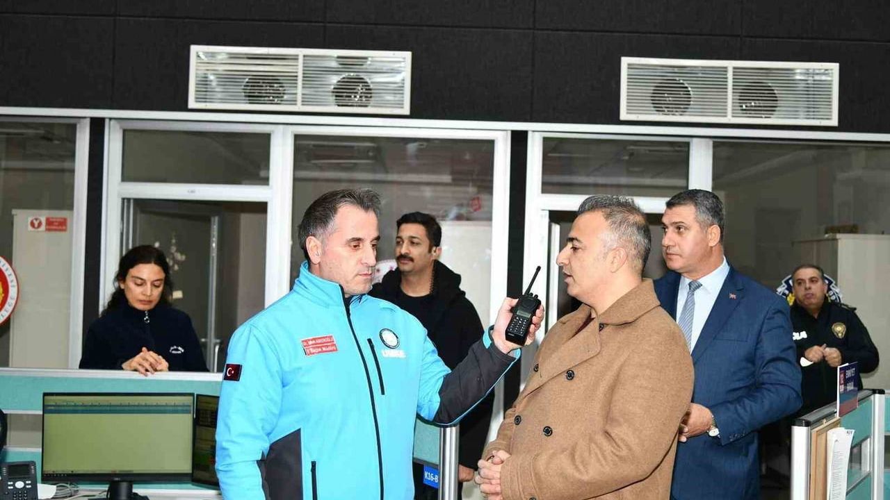 Vali Hayrettin Çiçek yılbaşı görevindeki jandarma, polis ve sağlık ekiplerini ziyaret etti