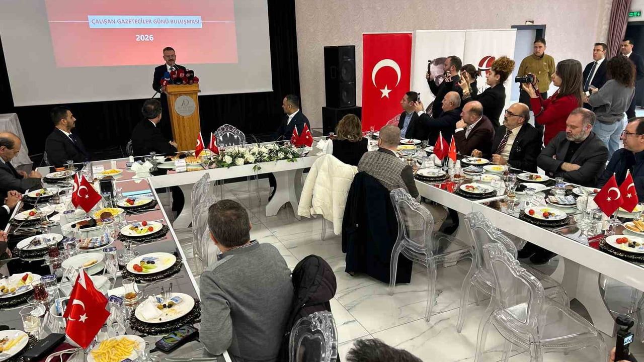 Vali Hüseyin Aksoy, Eskişehir’de basın mensuplarıyla vedalaştı