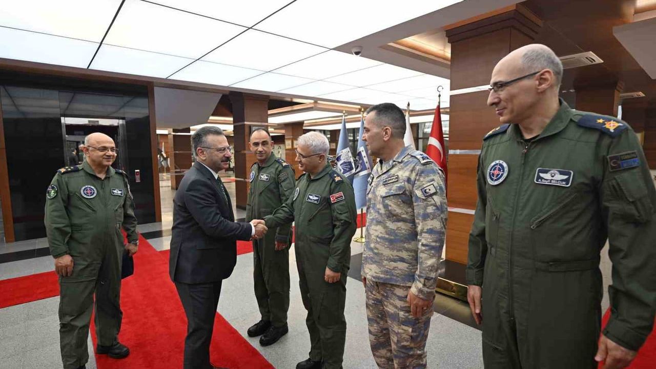 Vali Hüseyin Aksoy Muharip Hava Kuvveti Komutanlığı'na Veda Ziyareti