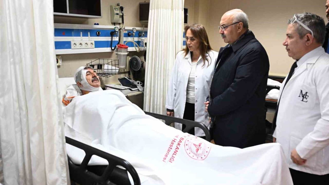 Vali Köşger, Buldan servis kazasında yaralıları ziyaret etti