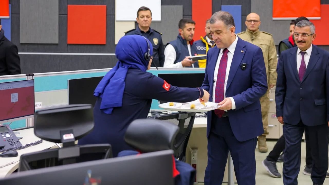Vali Mustafa Eldivan 112 Acil Çağrı Merkezi personelinin yeni yılını kutladı
