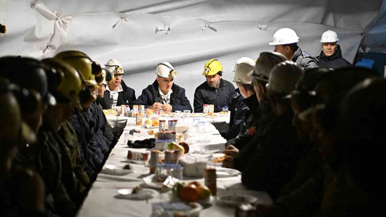 Vali Özkan 2026'yı Soma'daki madencilerle karşıladı