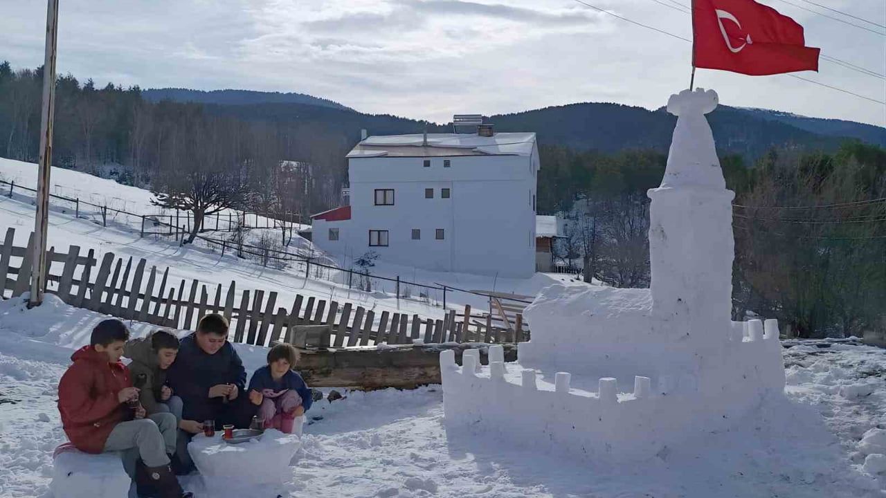 Vali Şimşek, kardan Kız Kulesi yapan amca ve yeğenleri kabul etti