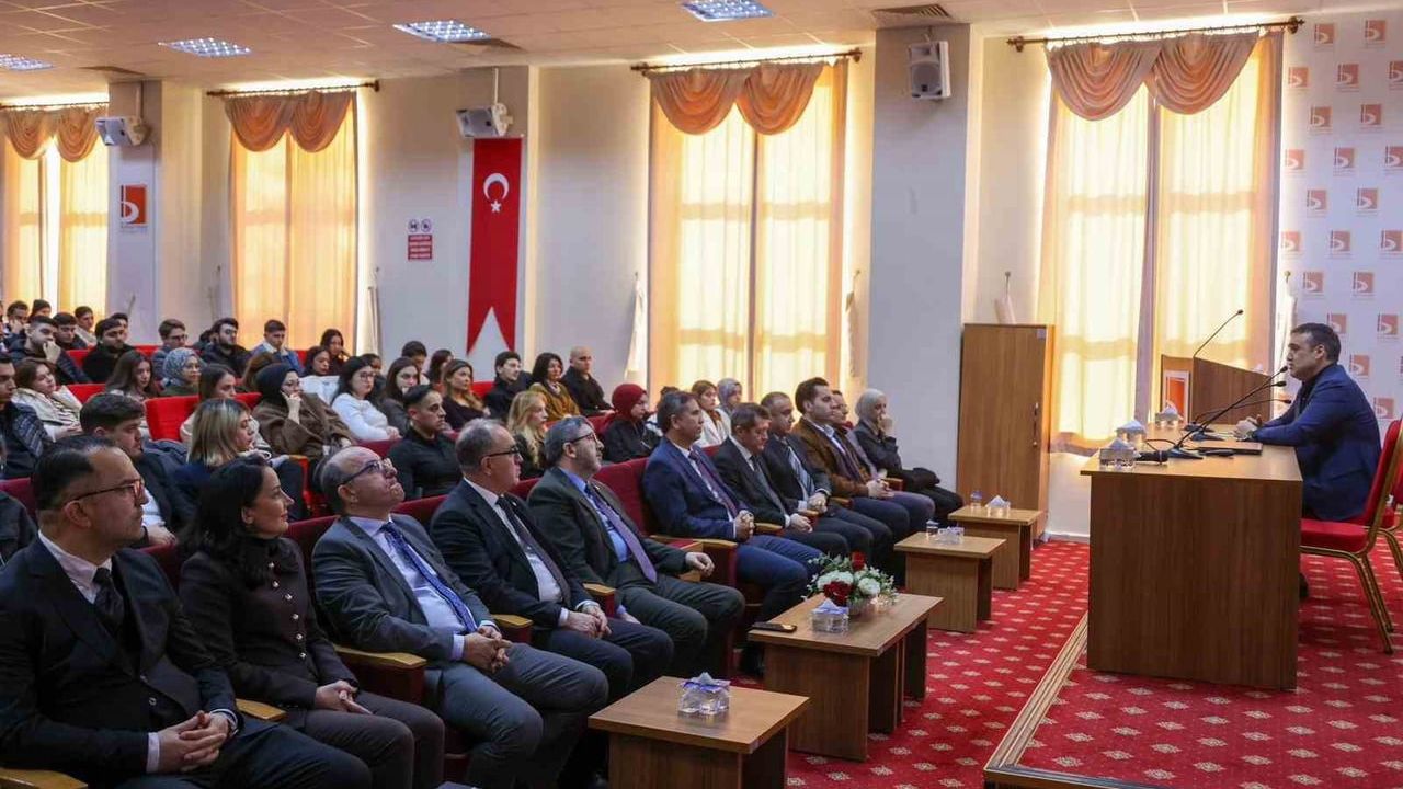 Vali Sözer 'Kariyerim Mülkiye' etkinliğinde öğrencilerle buluştu