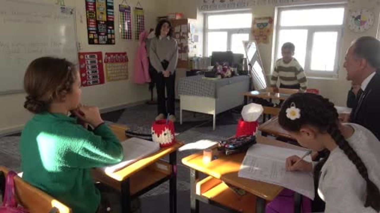 Vali Usta soba başında tek öğretmenli köy okulunun eğitim sıcaklığına ortak oldu