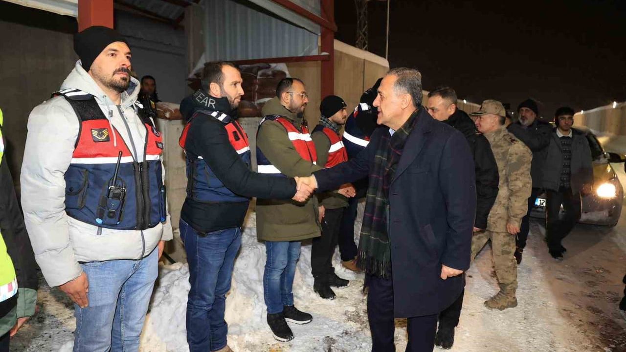 Vali Usta yılbaşı nöbetindeki güvenlik güçlerini ziyaret etti