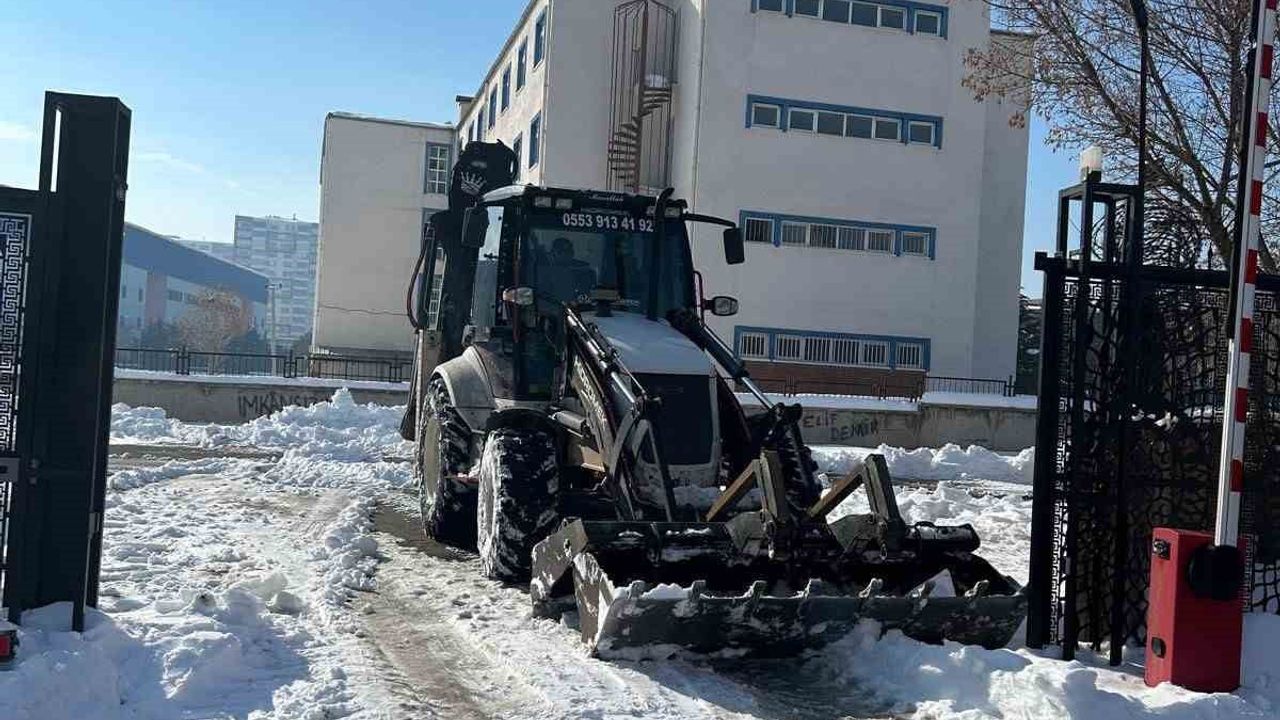 Vali Zorluoğlu: 4 ilçede 470 okulun bahçeleri temizlendi
