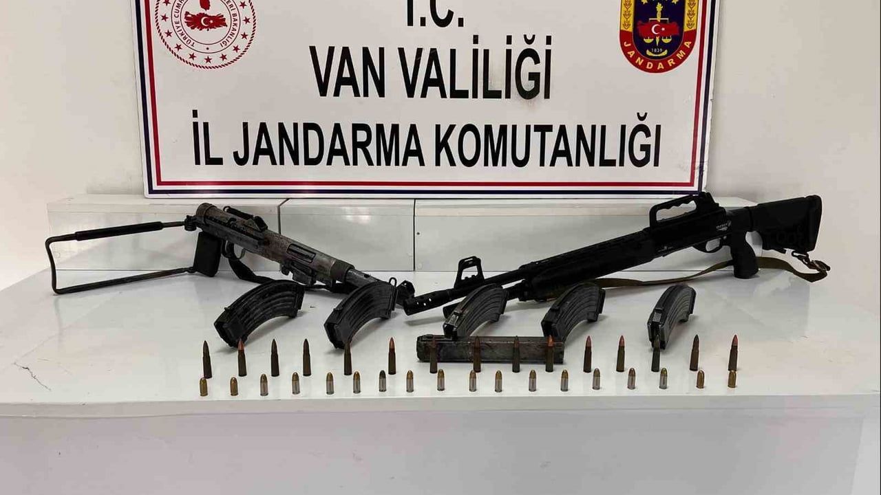 Van Başkale'de jandarma operasyonunda silah ve mühimmat ele geçirildi