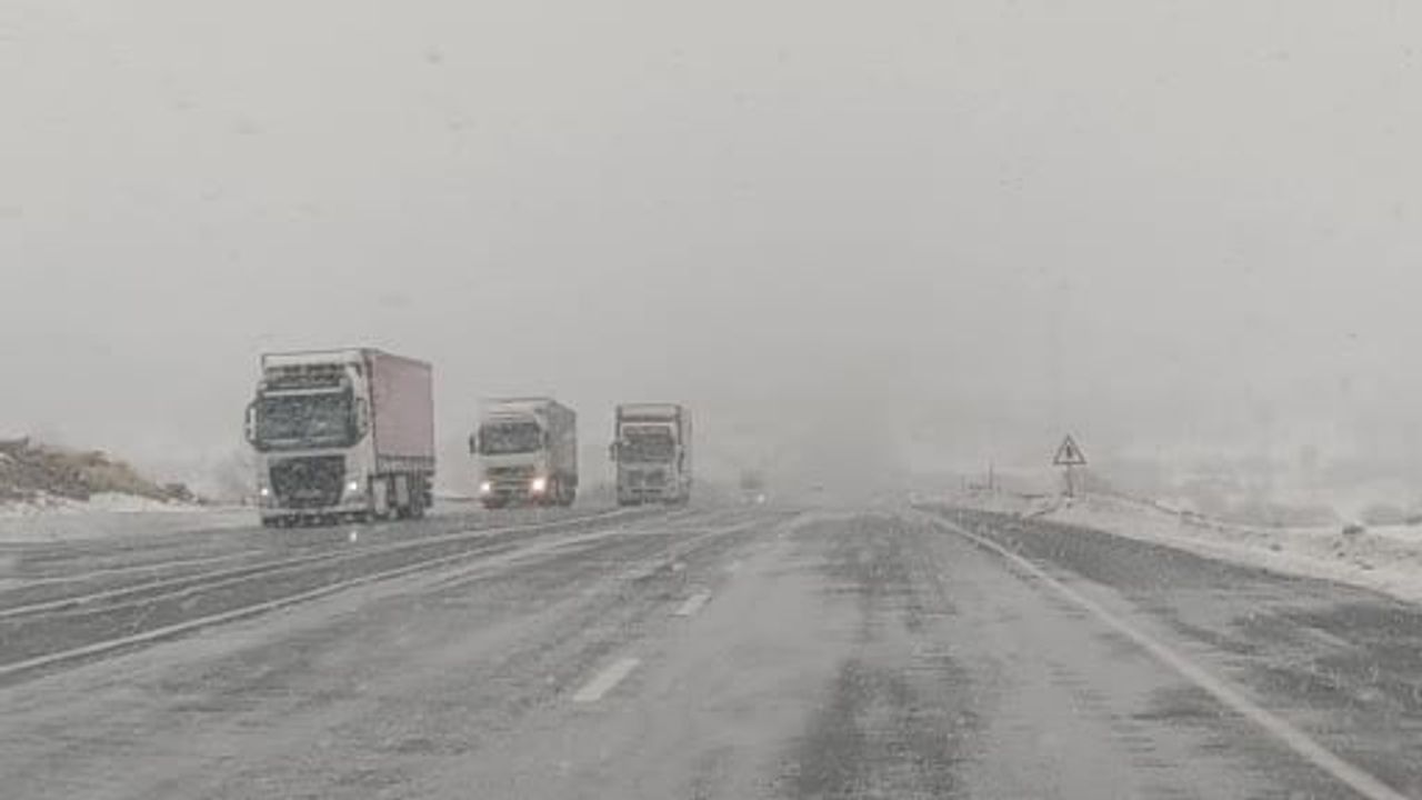 Van-Bitlis Karayolu'nda Kar Sürücülere Zor Anlar Yaşatıyor