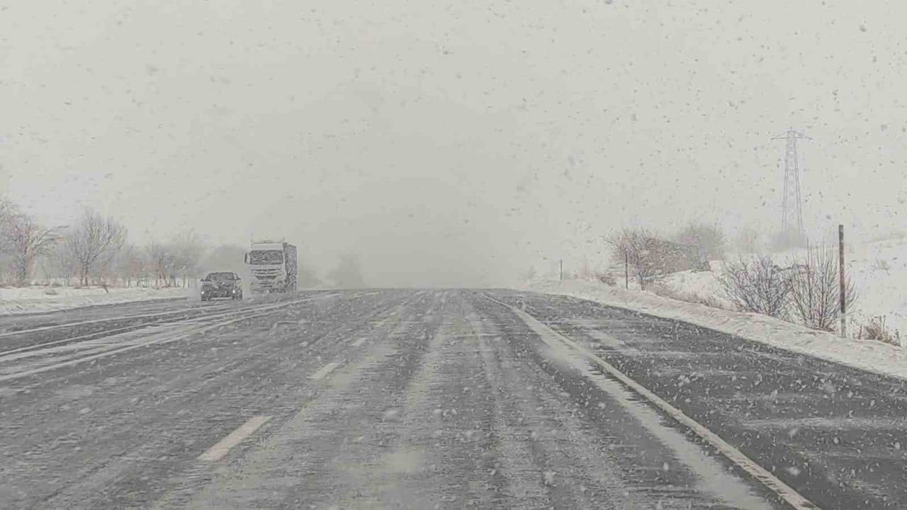 Van-Bitlis Karayolunda Kar Yağışı Trafiği Olumsuz Etkiliyor
