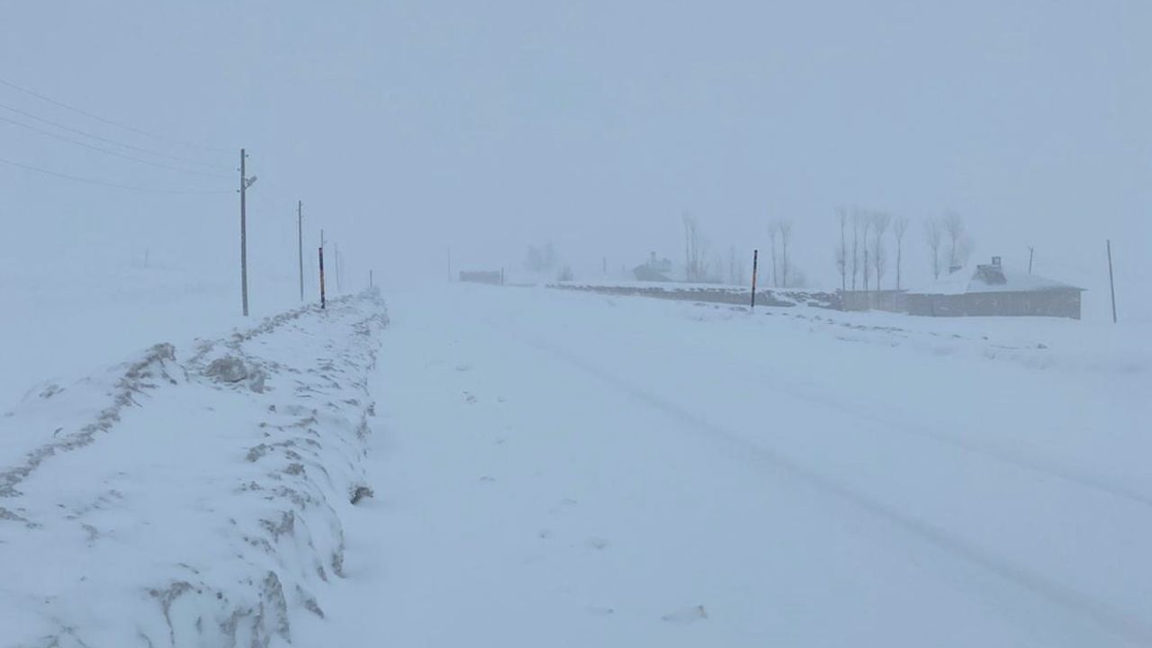Van-Çatak kara yolu çığ tehlikesi nedeniyle tekrar kapatıldı