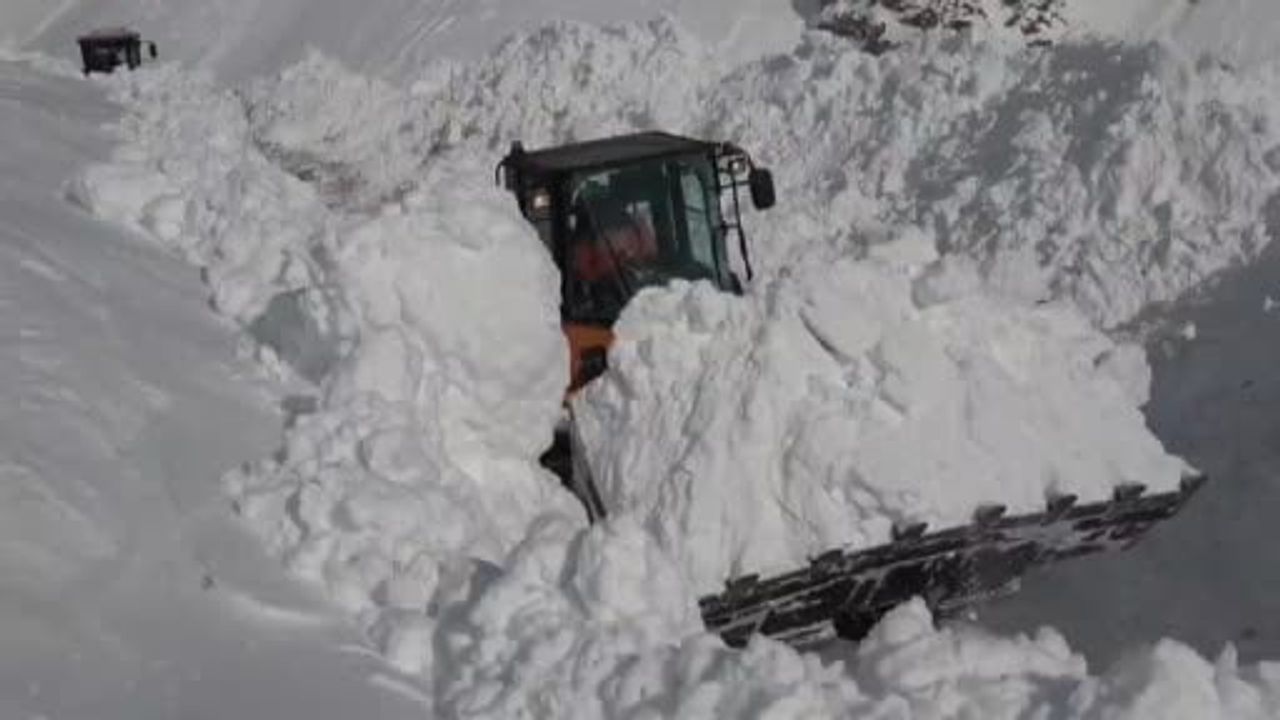 Van-Çatak kara yolunda 5. gün: Geçişler sadece acil ve öncelikli araçlara açık